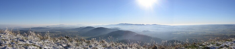 Pogled na Chaîne des Puys s Puy de Dômea južno zimi.