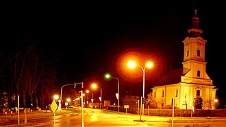 Središte mjesta s crkvom sv. Josipa iz 1780. uz državnu cestu D5