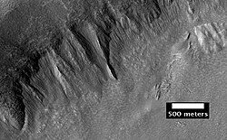 Mjesto gdje počinje akumulacija leda bogatog krhotinama. Slika se nalazi u četverokutniku Ismenius Lacus .