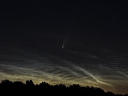 Komet C/2020 F3 (NEOWISE) 8. srpnja 2020, fotografiran iz Žužića, i noćni svijetleći oblaci