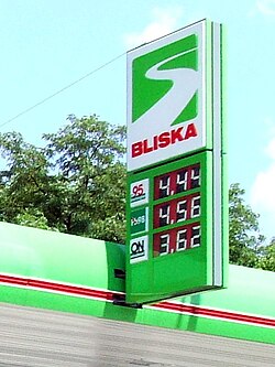 Tabla s logotipom tvrtke.