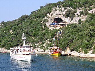 Bar kod Piratske spilje i brodići s izletnicima