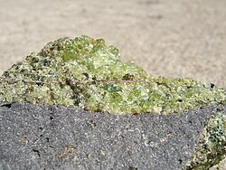 Peridot s malo piroksena na vesikularnom bazaltu.