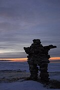 Inuitska skulptura od slaganog kamenja, tzv. "Inuksuk čovjek", Kanada