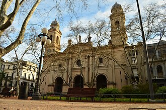 Prednja strana crkve s ulazom i zvonicima.