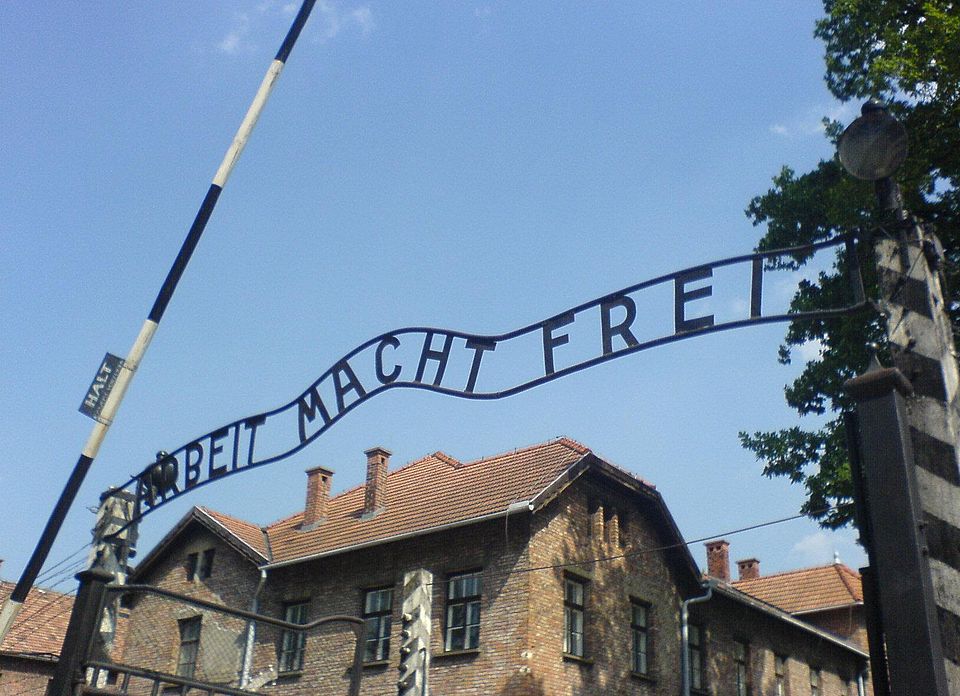Datoteka:Auschwitz entrance.JPG