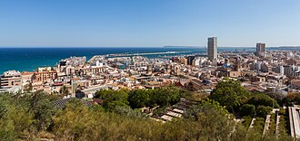 Pogled na luku i dvorac Santa Barbaru