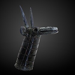 Zmajeva glava iz vremena Novobabilonskog Kraljevstva (od 626. pr. n. e. do 539. pr. n. e.); nalazi se u zbirci muzeja Louvre