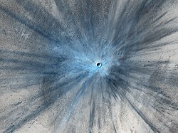 Svježi krater na 3,7° S I 53,4° J (19. studenog 2013.).