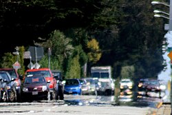 Vodeni miraž ("lokva vode") usred vrućeg dana na cesti je tipičan primjer donjeg miraža.