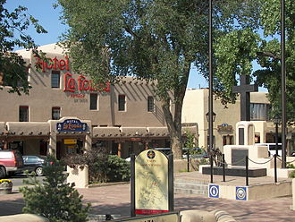 Taos Plaza i the Hotel La Fonda, unutar Povijesnog okruga gradske jezgre Taosa.