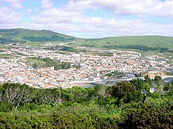 Angra do Heroísmo okružena zelenilom planina Monte Brasil i Serra do Morião