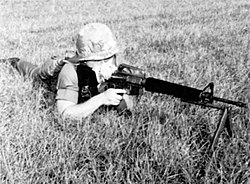 SAD vojnik radi vježbu M16A1 puške sa dvonošcem. 1976. g.