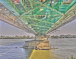 Pogled ka donjoj konstrukciji mosta.