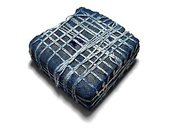 Komad indiga iz biljke indigovke iz Indije (oko 6,35 x 6,35 cm osnova).