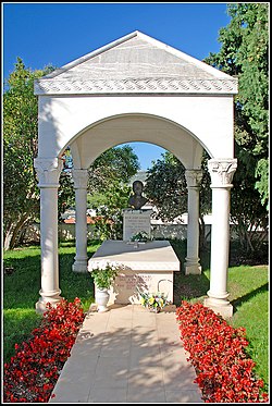 Spomenik primoštenskom župniku i šibenskom biskupu Josipu Arneriću u Primoštenu.