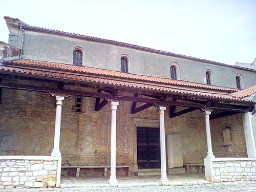 Južno se na crkvu naslanja gradska lođa