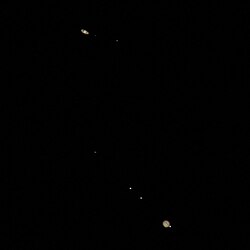 Fotografija velike konjukcije 2020. godine snimljena dva dana prije najbližeg približavanja s četiri galilejska mjeseca vidljiva oko Jupitera