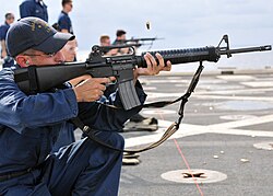 Ratna mornarica SAD-a vježba na brodu sa svojim M16A3 puškama za kvalifikacije sa vatrenim oružjem.
